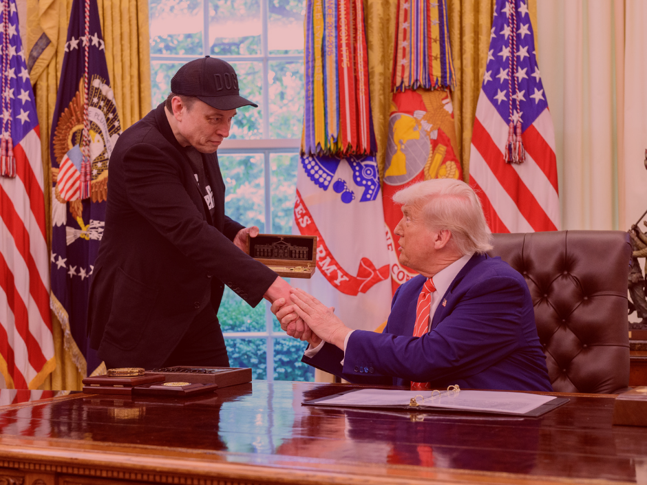 Image of Elon Musk shaking hands with Donald Trump in the Oval Office.